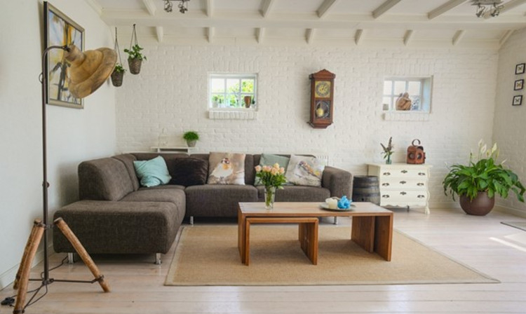 sofa welurowa w stylu skandynawskim