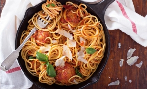 Makaron spaghetti z pulpecikami w sosie pomidorowym