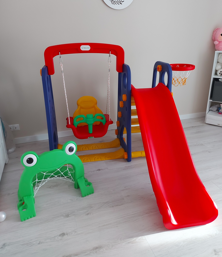 Spielplatz mit Rutsche und Schaukel, Foto Gardenway.de