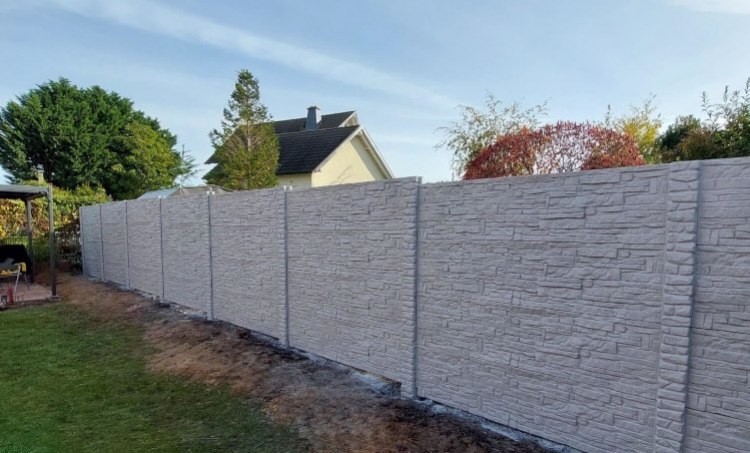 Welchen Zaun soll man wählen – Sichtschutz aus Paneelen oder Betonzaun?