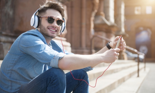 Smartfon jako odtwarzacz muzyki – rozwiązanie nie tylko dla nastolatków