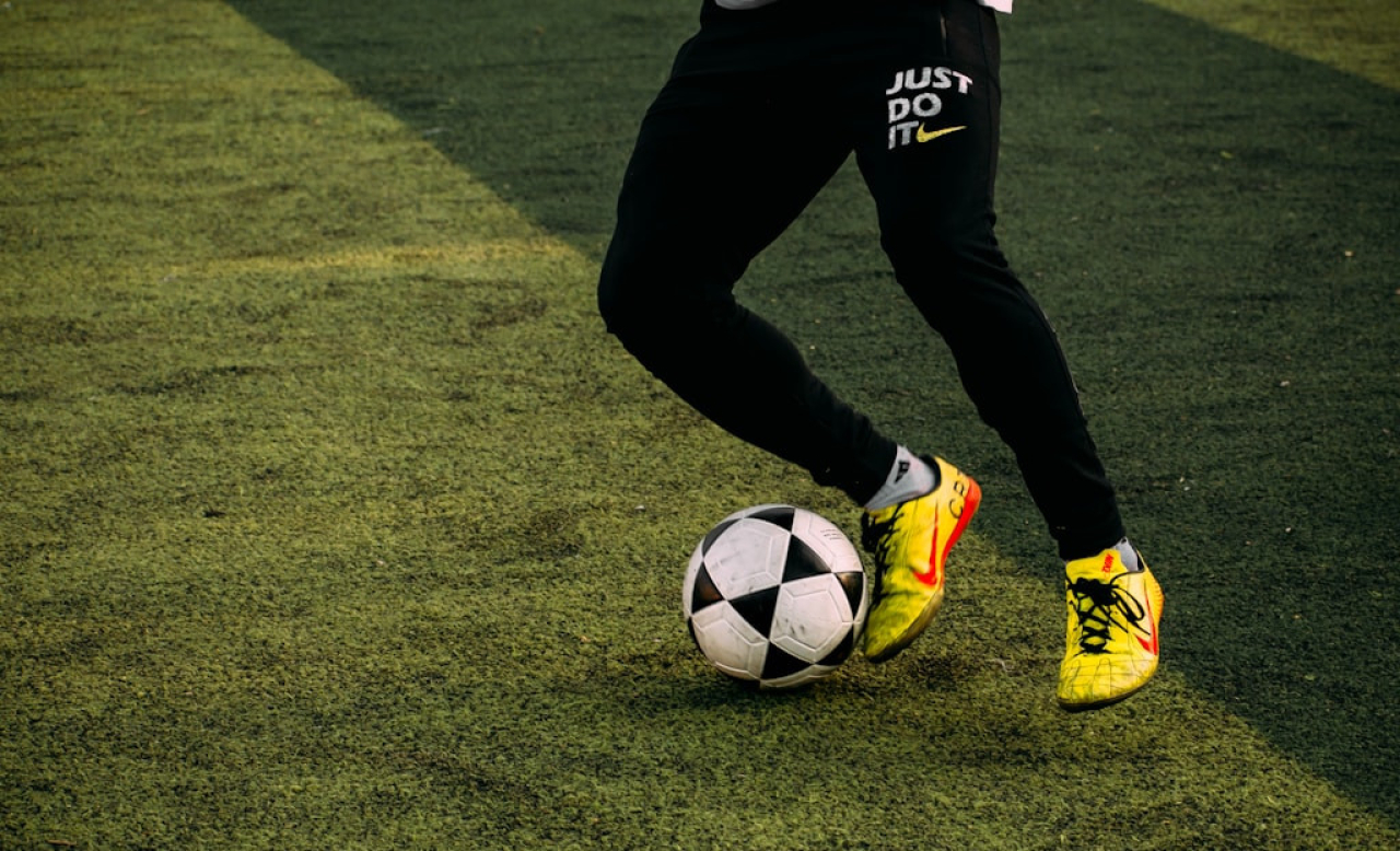 Hala pneumatyczna – nowoczesne rozwiązanie i klucz do czystości boisk sportowych