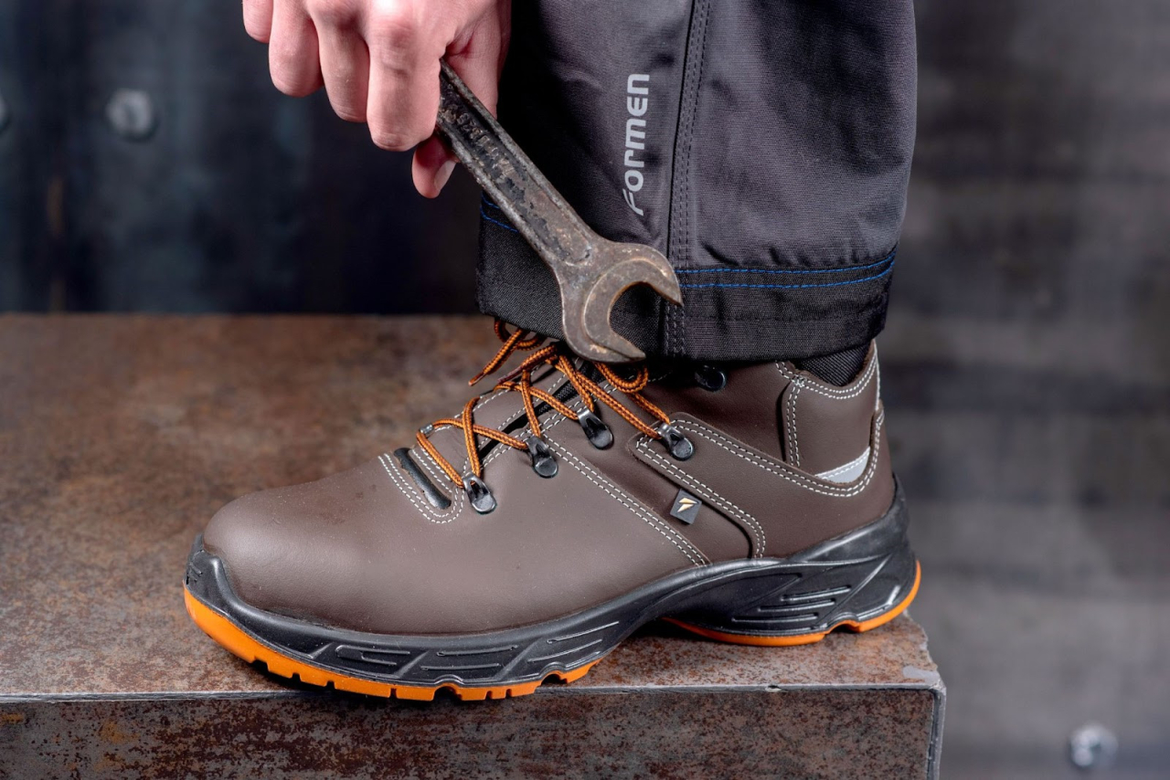 Steel toe safety shoes - how steel protection becomes a guarantee of your safety