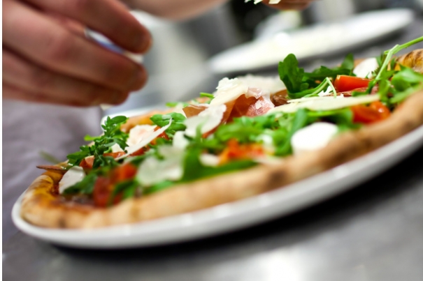 Okrągłe szaleństwo, czyli świętujemy Międzynarodowy Dzień Pizzy! Poznaj 5 wskazówek, jak ją przyrządzić.