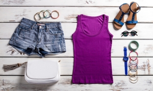 Z jakimi butami zestawić modne w tym sezonie fioletowe ubrania? Sprawdź, co radzą nasi eksperci