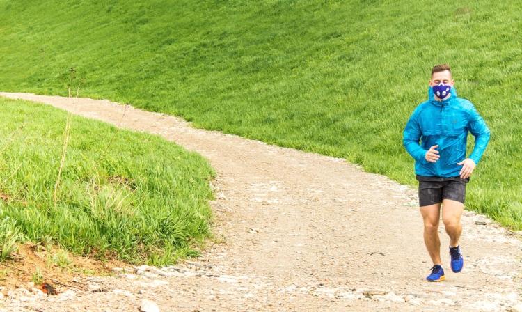 mężczyzna uprawiający jogging w maseczce antysmogowej