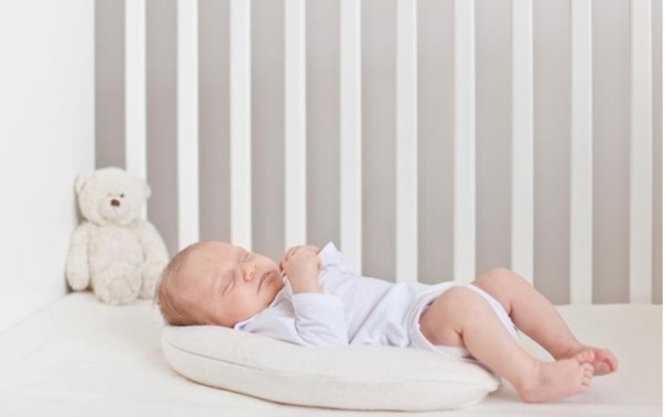 Jak zapewnić noworodkowi bezpieczny i spokojny sen?