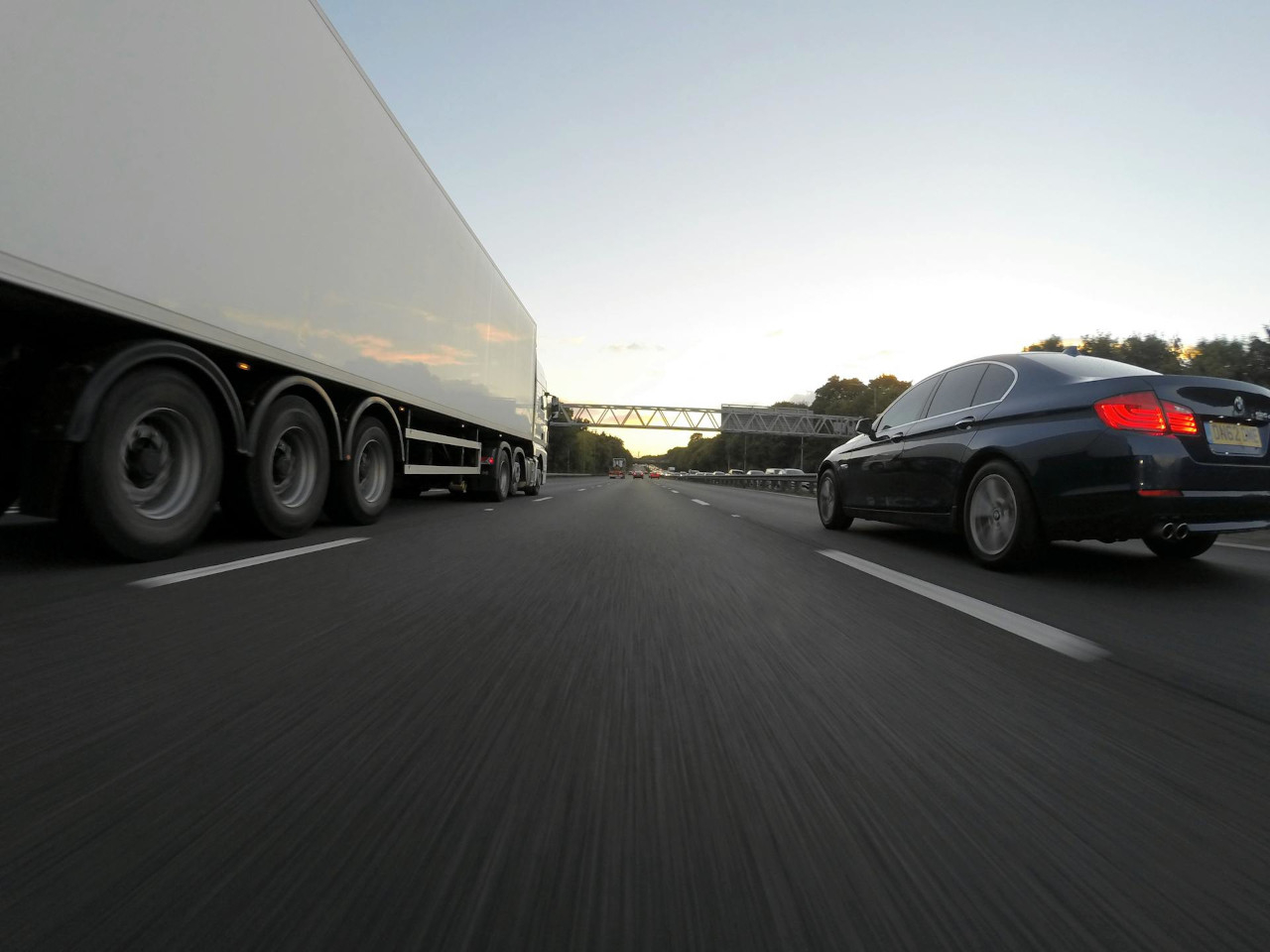 Co dzieje się z Twoim towarem między kliknięciem ‘Kup teraz’ a dostawą? Kulisy transportu, o których nikt nie mówi