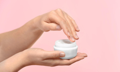 Kosmetyki do pielęgnacji dłoni nie tylko zimową porą. Sprawdź, czego potrzebujesz, aby skóra wyglądała pięknie i delikatnie przez cały rok