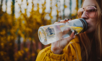 Jaka butelka z nadrukiem reklamowym ma dzisiaj sens?