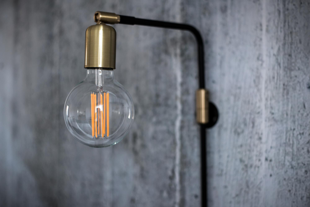 Jak wybrać idealną lampę designerską do salonu?