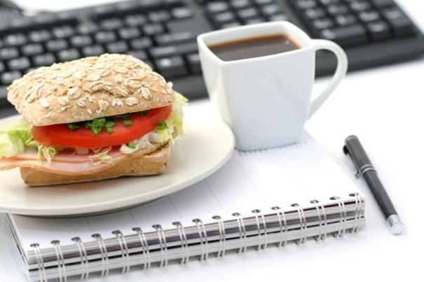 Jak prawidłowo odżywiać się w pracy?