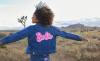 Wrangler® i Barbie® wprowadzają na rynek kolekcję korespondujących ze sobą dżinsów, kurtek, Topy, koszulki i sukienki dla kobiet