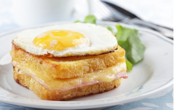 Croque monsieur i croque madame – najsłynniejsze francuskie tosty 