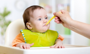 Jakich składników nie może zabraknąć w diecie niemowlaka? Sprawdź!