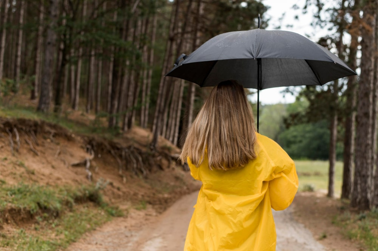 Gadżety na słońce i deszcz - dlaczego warto inwestować w parasole reklamowe?