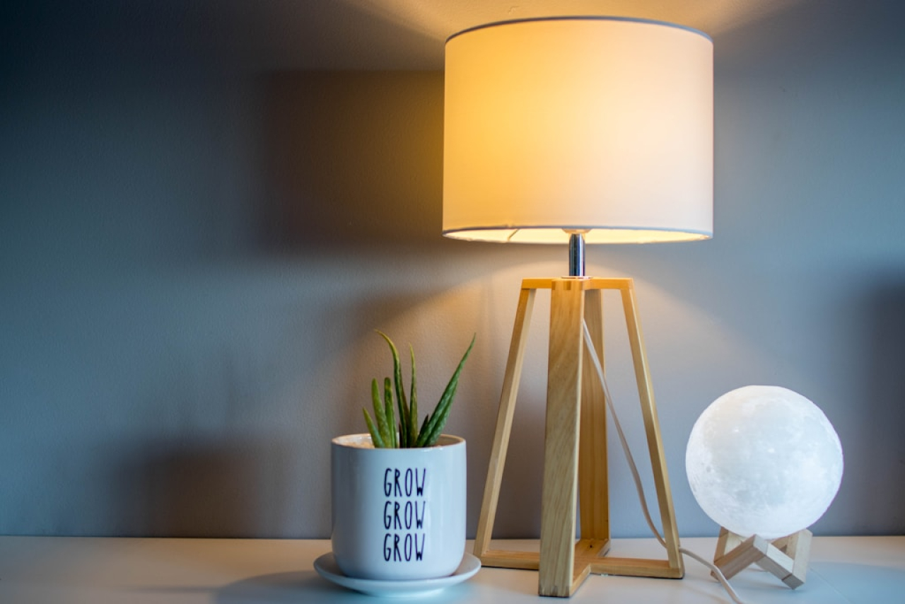 Czy lampa designerska pasuje do stylu minimalistycznego?