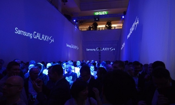 Samsung otwiera pierwszy sklep firmowy w Polsce i prezentuje smartfon GALAXY S 4