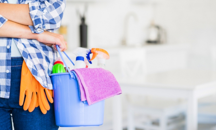 Czy warto korzystać z usług firm sprzątających w domu?